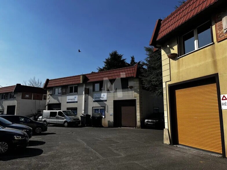 Local d’activités dans Massy à louer - Photo de l’immeuble – Image 1 sur 11