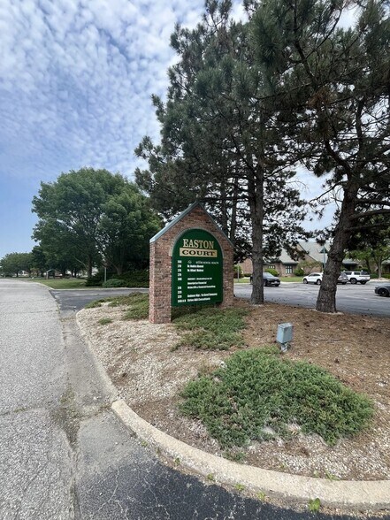 270 E 90th Dr, Merrillville, IN à louer - Photo de l’immeuble – Image 3 sur 12