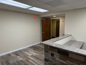 180 Tices Ln, East Brunswick, NJ à louer Photo de l’immeuble– Image 2 sur 9