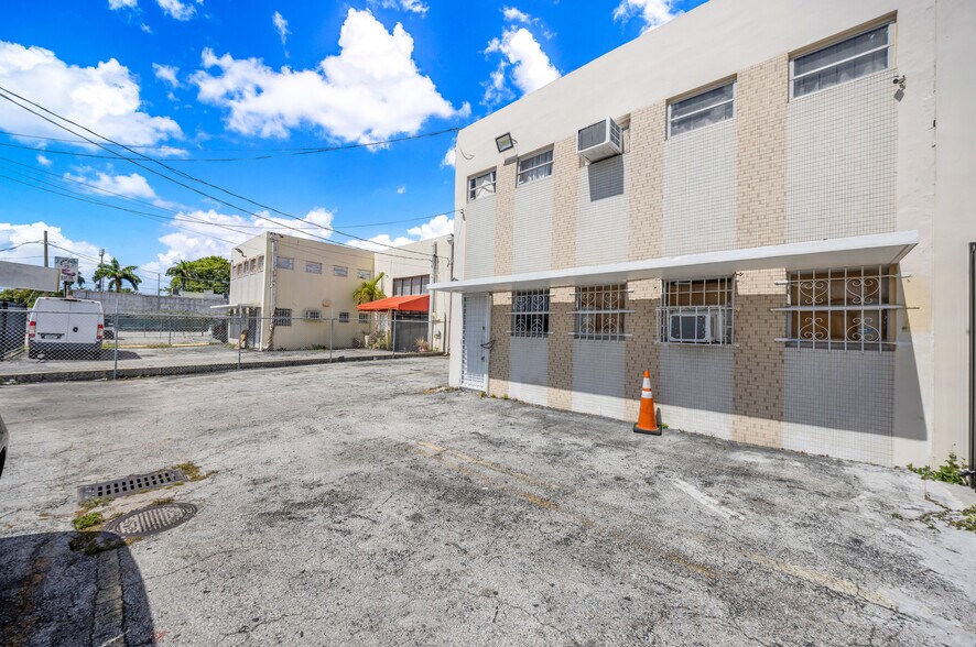 2056 NW 23rd Ave, Miami, FL à louer - Photo de l’immeuble – Image 3 sur 22