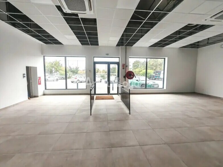 Local d’activités dans Reims à louer - Hall d’entrée – Image 2 sur 7