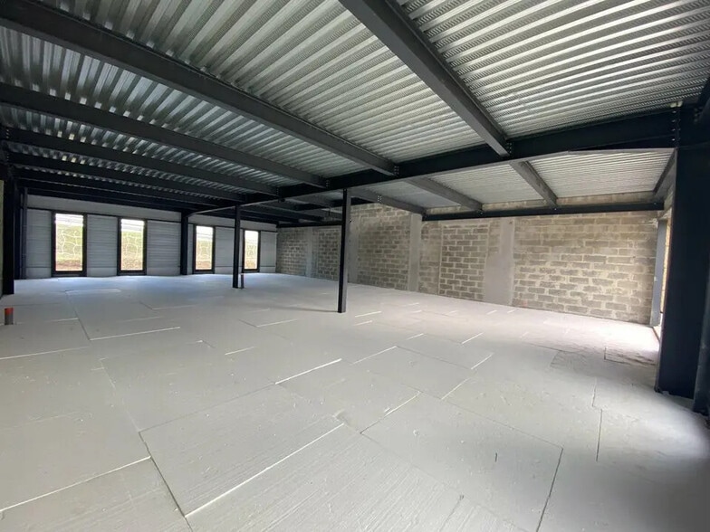 Local d'activités dans Ifs à vendre - Photo de l’immeuble – Image 2 sur 5