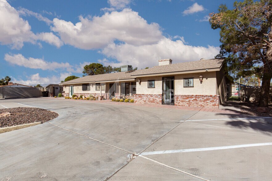 2948 E Russell Rd, Las Vegas, NV à vendre - Photo de l’immeuble – Image 2 sur 18