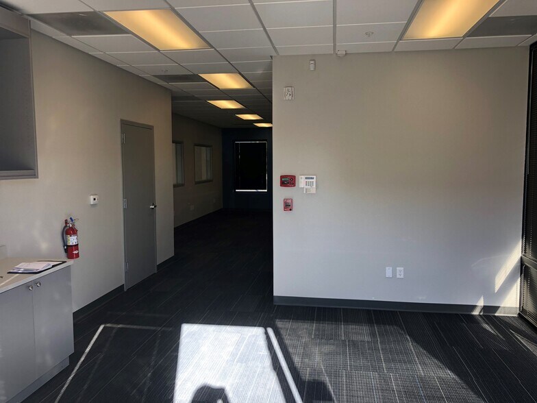 4010 W Ashcroft Ave, Fresno, CA à louer - Photo de l’immeuble – Image 2 sur 3