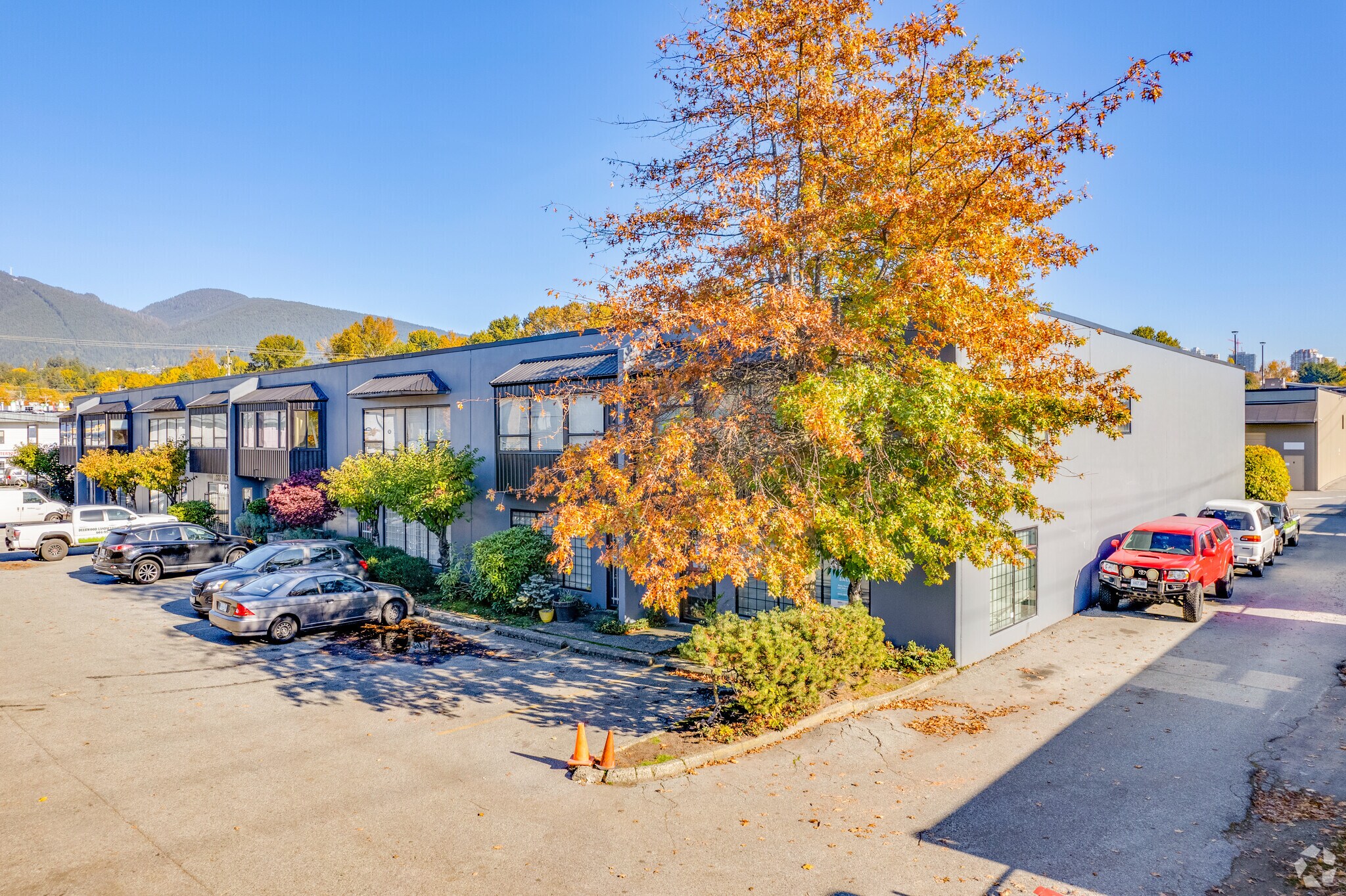 817-831 W 1st St, North Vancouver, BC à vendre Photo principale– Image 1 sur 5