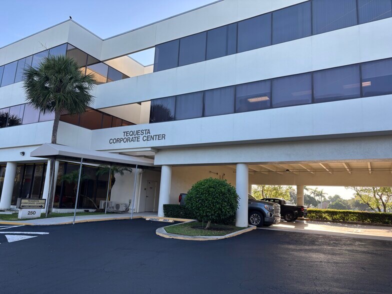 250 Tequesta Dr, Tequesta, FL à louer - Photo de l’immeuble – Image 3 sur 5