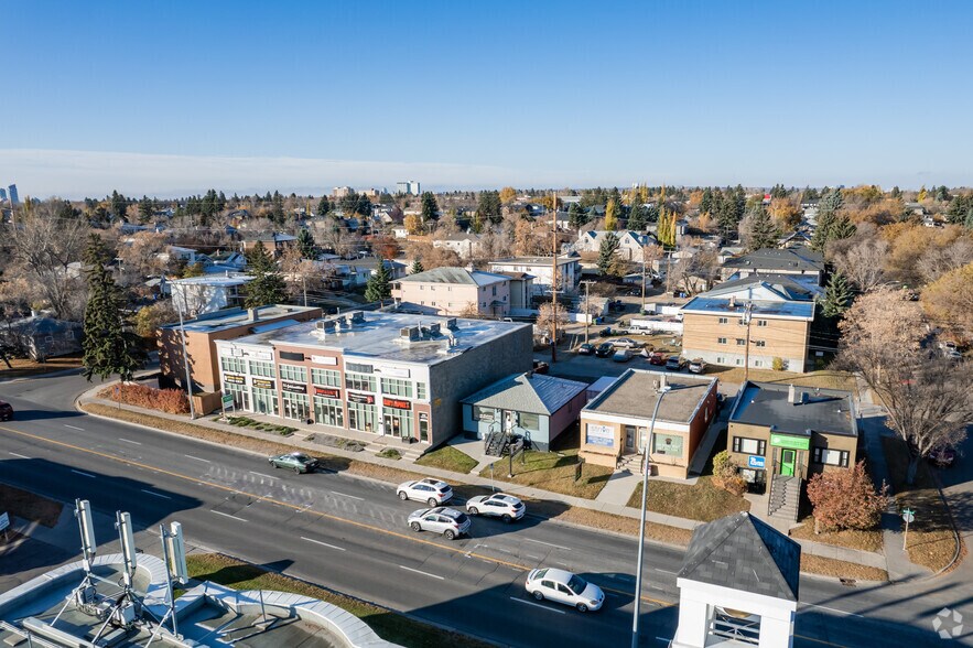 2713 Centre St NW, Calgary, AB à vendre - Aérien – Image 2 sur 12