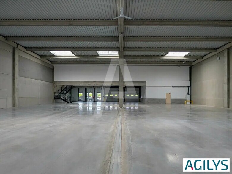 Local d’activités dans Élancourt à louer - Photo de l’immeuble – Image 3 sur 12