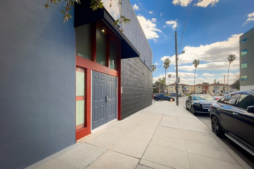 5401 W Alvern Cir, Los Angeles, CA à louer - Photo de l’immeuble – Image 3 sur 12