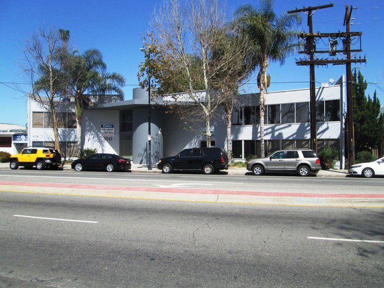 18645 Sherman Way, Reseda, CA à louer - Photo de l’immeuble – Image 1 sur 2