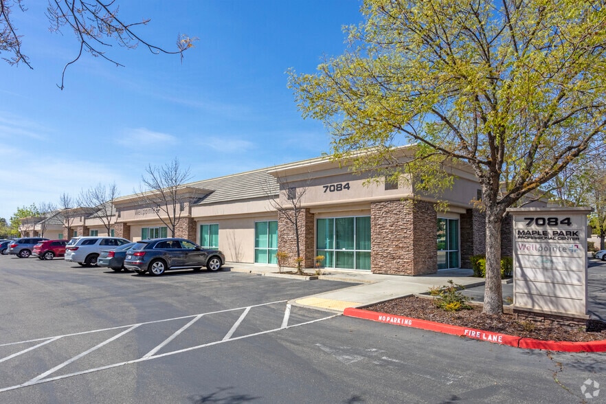 7084 N Maple Ave, Fresno, CA à louer - Photo de l’immeuble – Image 2 sur 7