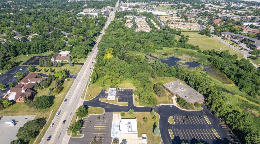 805 Geneva Rd, Carol Stream, IL à vendre - Photo de l’immeuble – Image 3 sur 4