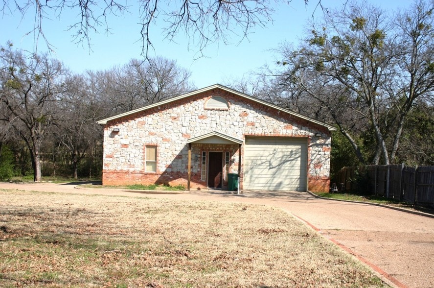 703 Main St, Lake Dallas, TX à vendre - Photo principale – Image 1 sur 28