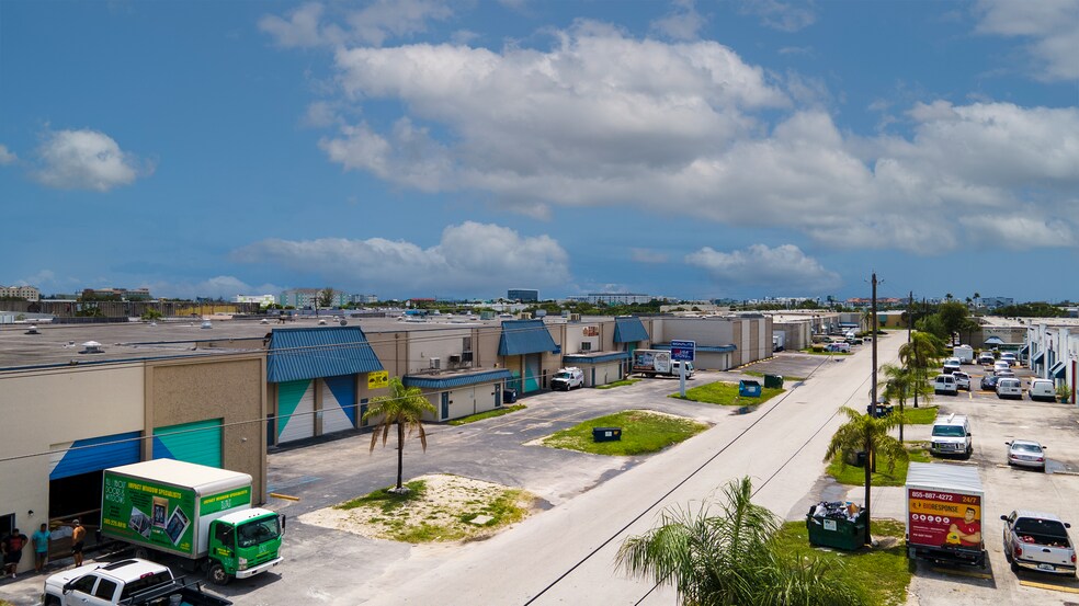 7301-7325 NW 46th St, Miami, FL à louer - Photo de l’immeuble – Image 1 sur 8