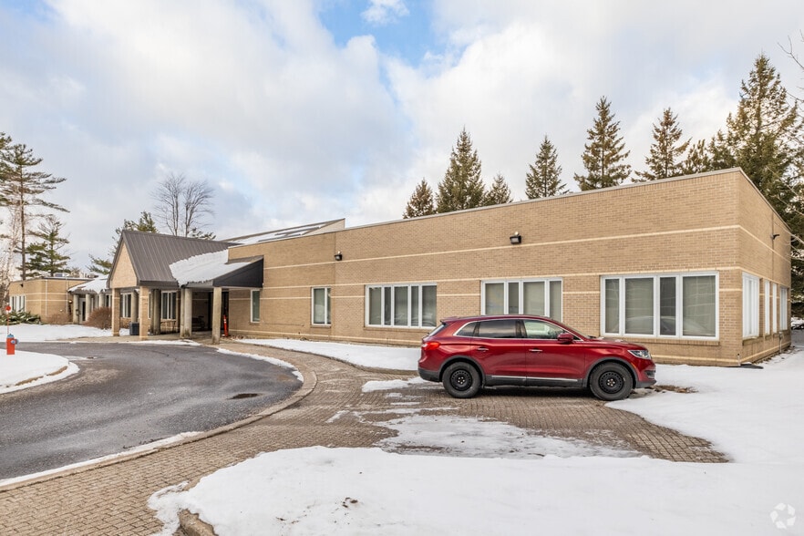 15 Auriga Dr, Ottawa, ON à louer - Photo de l’immeuble – Image 3 sur 3