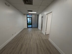 4700 N Dixie Hwy, Oakland Park, FL à louer Photo intérieure– Image 2 sur 13