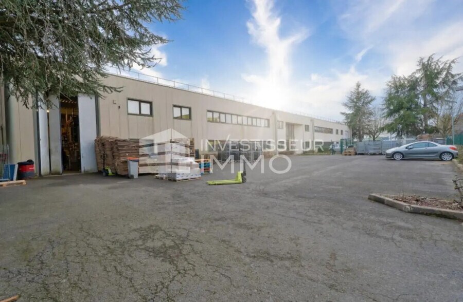 Local d’activités dans Pontault-Combault à louer - Photo de l’immeuble – Image 3 sur 7