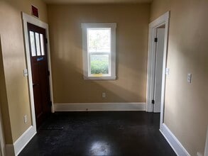 111 W 1st St, Cloverdale, CA à louer Photo intérieure– Image 2 sur 7