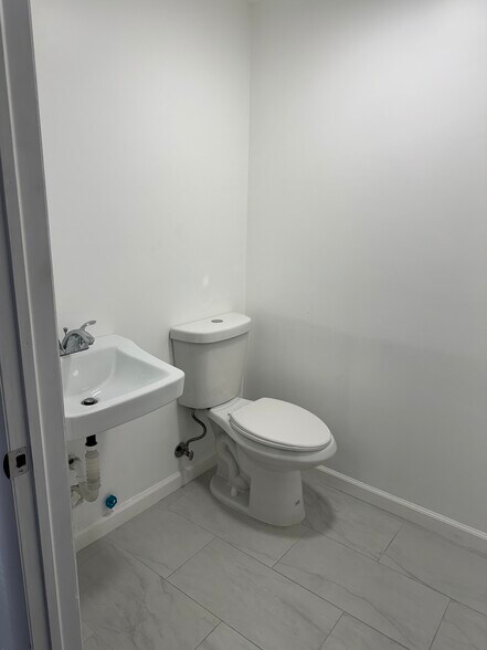 8501-8519 NW 66th St, Miami, FL à louer - Photo de l’immeuble – Image 3 sur 8