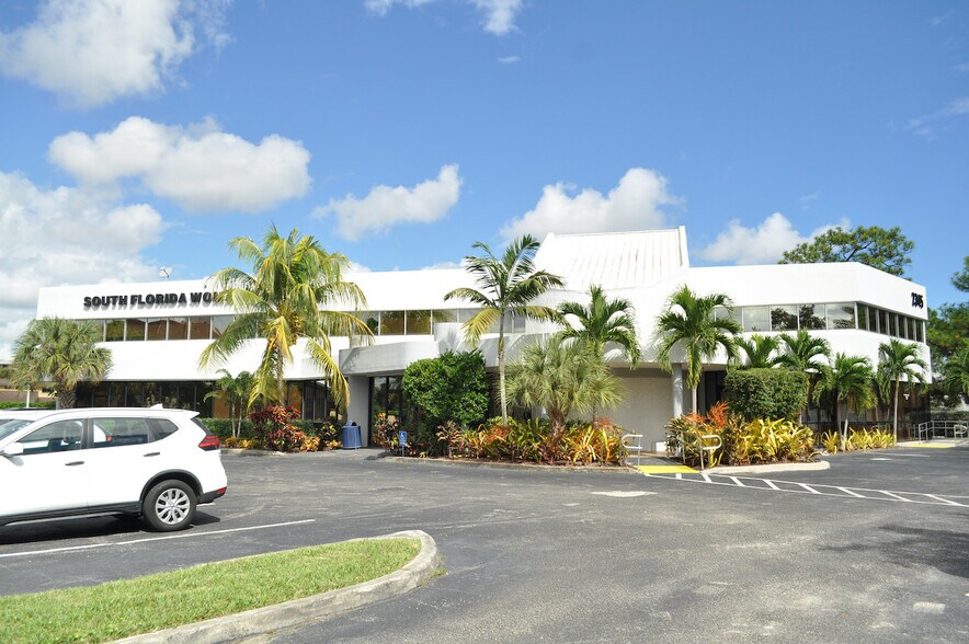 2345 W Hillsboro Blvd, Deerfield Beach, FL à louer - Photo de l’immeuble – Image 1 sur 2