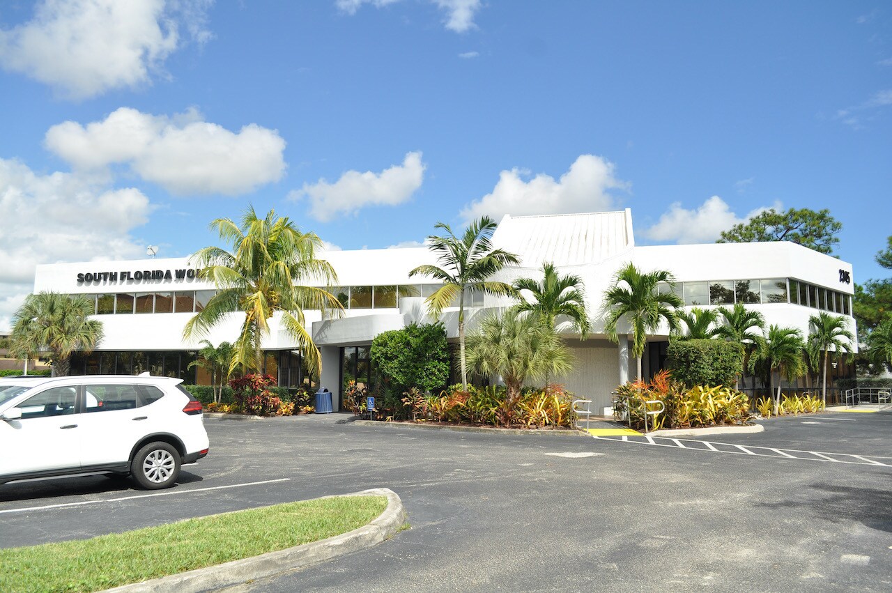 2345 W Hillsboro Blvd, Deerfield Beach, FL à louer Photo de l’immeuble– Image 1 sur 3