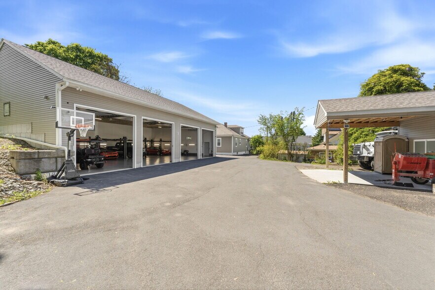 1452 Plainfield Pike, Cranston, RI à vendre - Photo de l’immeuble – Image 3 sur 15