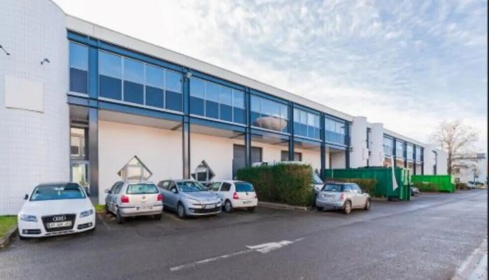 Local d’activités dans Élancourt à louer - Photo de l’immeuble – Image 2 sur 4