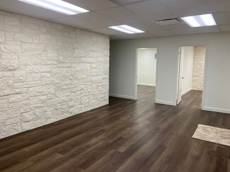 323 Breesport St, San Antonio, TX à louer - Photo de l’immeuble – Image 2 sur 9