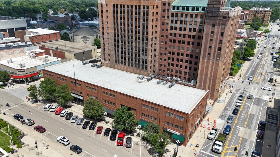 205 N Main St, Bloomington, IL à louer - Photo de l’immeuble – Image 2 sur 9