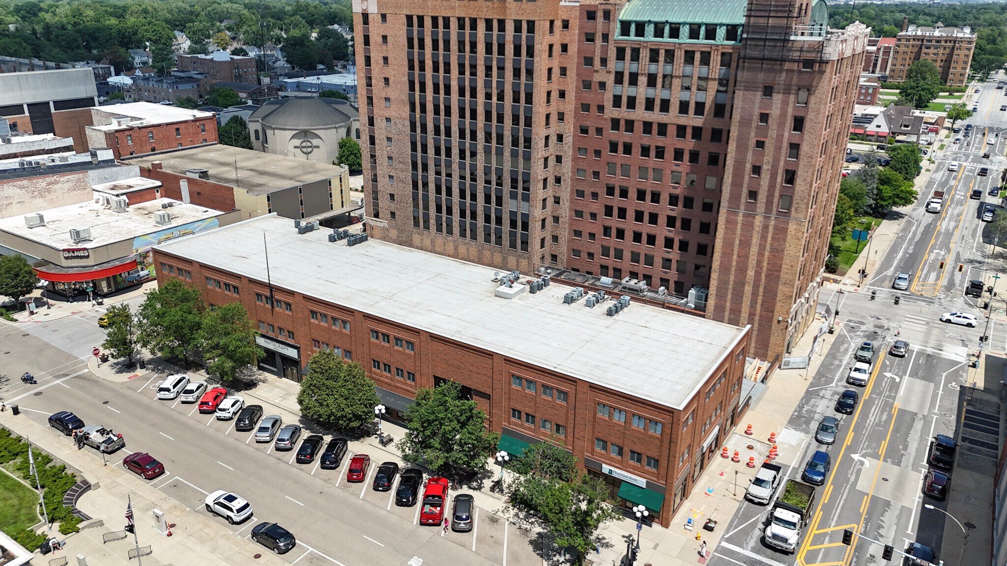 205 N Main St, Bloomington, IL à louer Photo de l’immeuble– Image 1 sur 10
