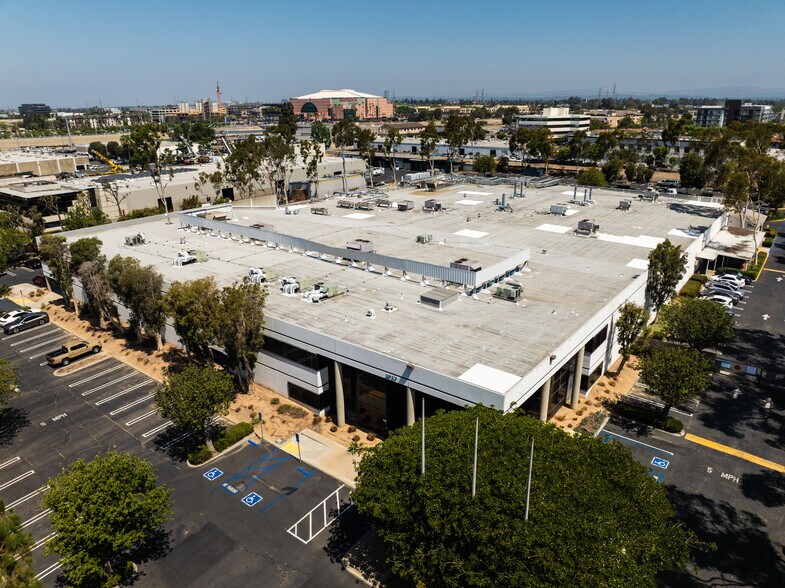 1717 W Collins Ave, Orange, CA à louer - Photo de l’immeuble – Image 1 sur 16