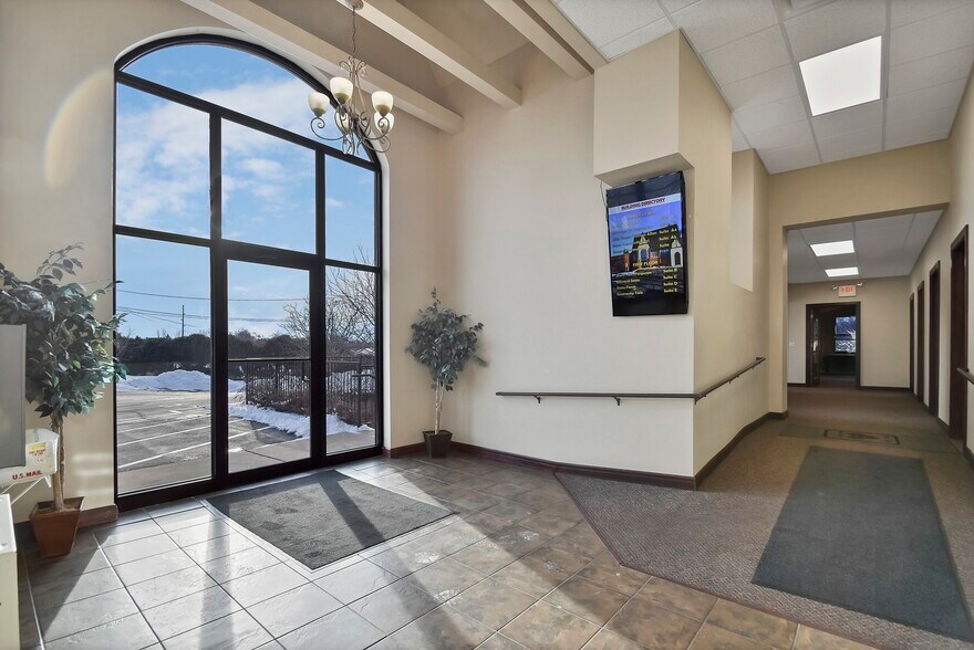 435 N Broadway St, De Pere, WI à louer - Hall d’entrée – Image 3 sur 16