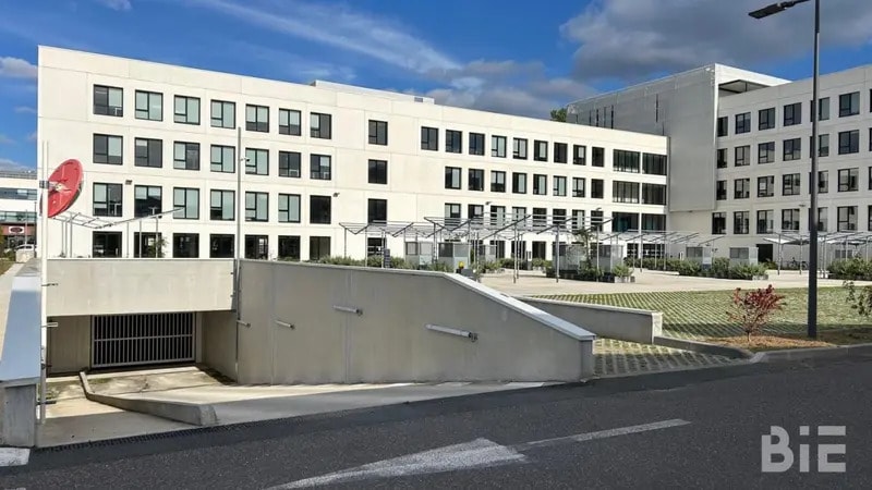 30-21 Avenue Gustave Eiffel, Pessac à louer - Photo de l’immeuble – Image 3 sur 7