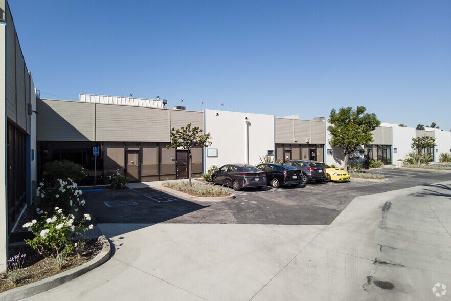 341-359 N Oak St, Inglewood, CA à louer - Photo de l’immeuble – Image 2 sur 4