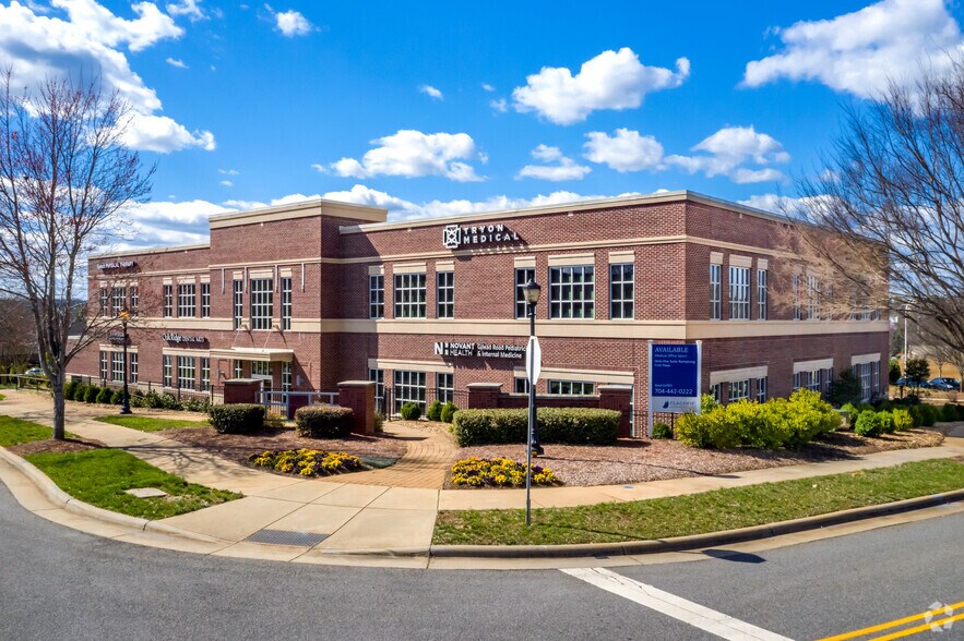 9615 Kincey Ave, Huntersville, NC à vendre - Photo principale – Image 1 sur 16