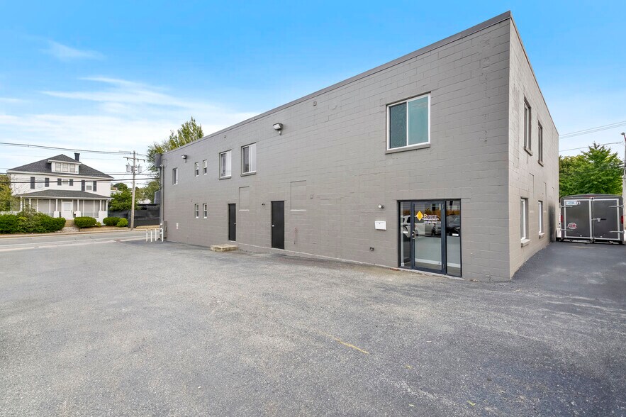 984 Charles St, North Providence, RI à vendre - Photo de l’immeuble – Image 2 sur 43