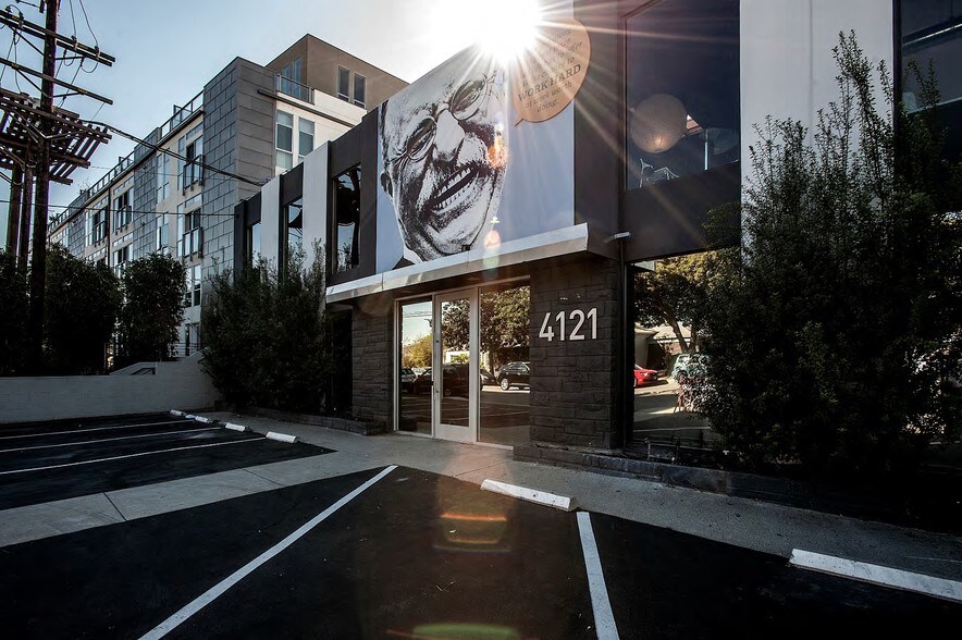 4121 Redwood Ave, Los Angeles, CA à louer - Photo de l’immeuble – Image 2 sur 9
