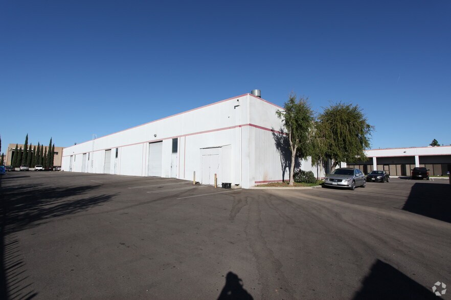 9411 Winnetka Ave, Chatsworth, CA à louer - Photo de l’immeuble – Image 2 sur 2