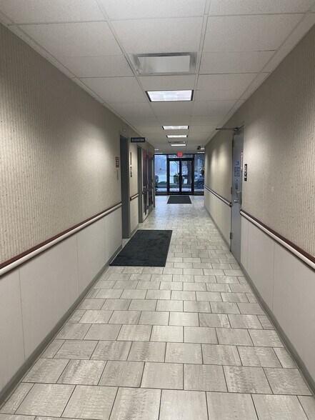605 E Algonquin Rd, Arlington Heights, IL à vendre - Photo intérieure – Image 2 sur 6