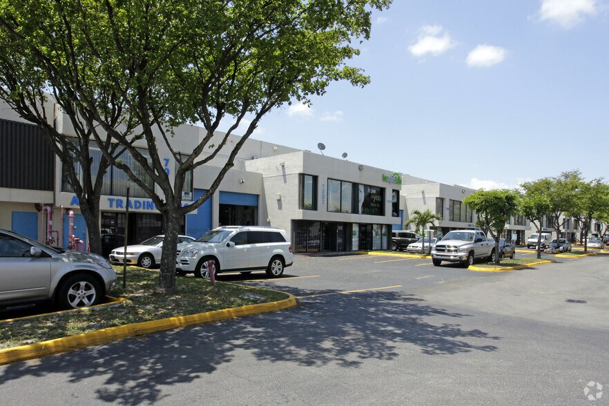 7030-7038 NW 50th St, Miami, FL à louer - Photo de l’immeuble – Image 3 sur 11