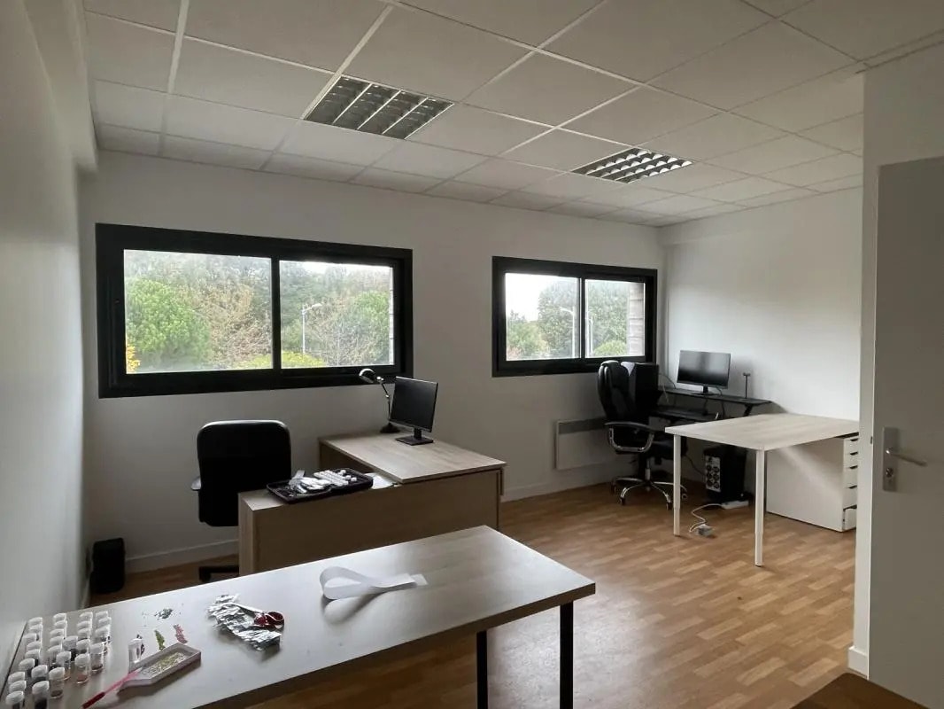 Bureau dans Plescop à louer Photo de l’immeuble– Image 1 sur 5