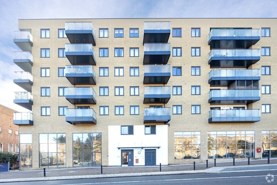 3 Burnt Oak Broa, Edgware à louer - Photo de l’immeuble – Image 2 sur 5