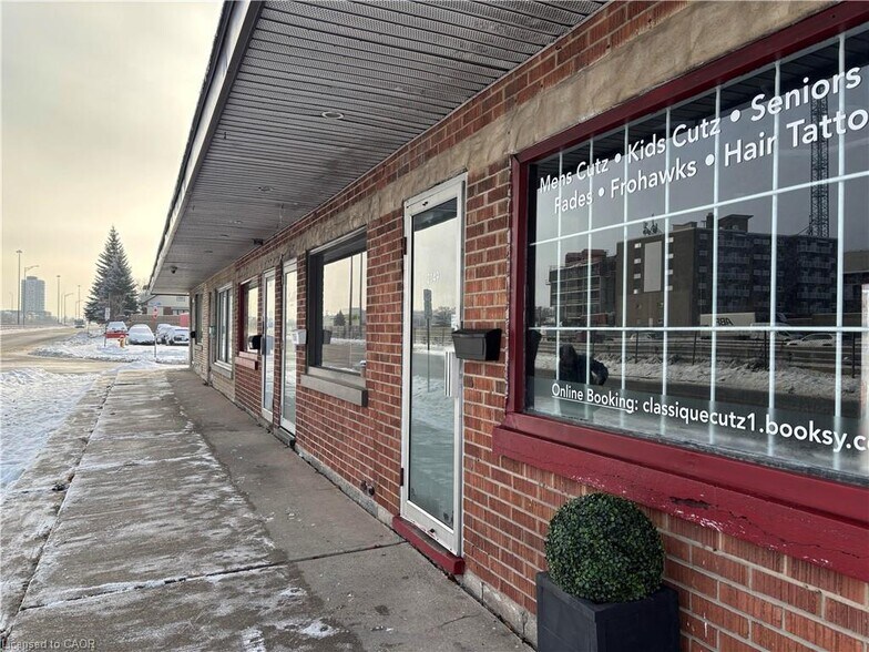 2149-2161 Kingsway Dr, Kitchener, ON à vendre - Photo de l’immeuble – Image 2 sur 5