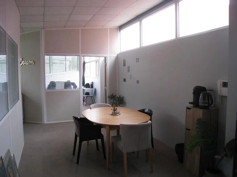 Bureau dans Gémenos à louer - Photo de l’immeuble – Image 1 sur 5