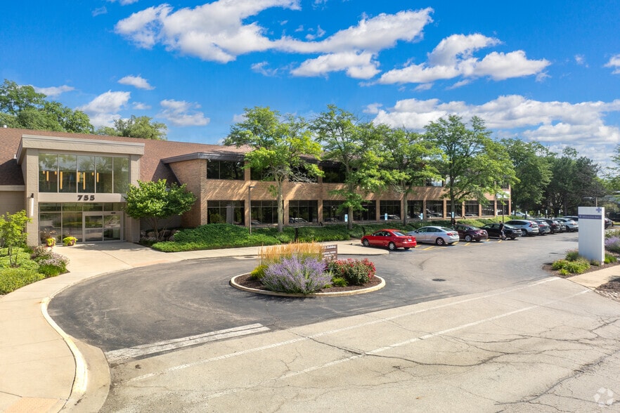 755 S Milwaukee Ave, Libertyville, IL à louer - Photo de l’immeuble – Image 2 sur 8