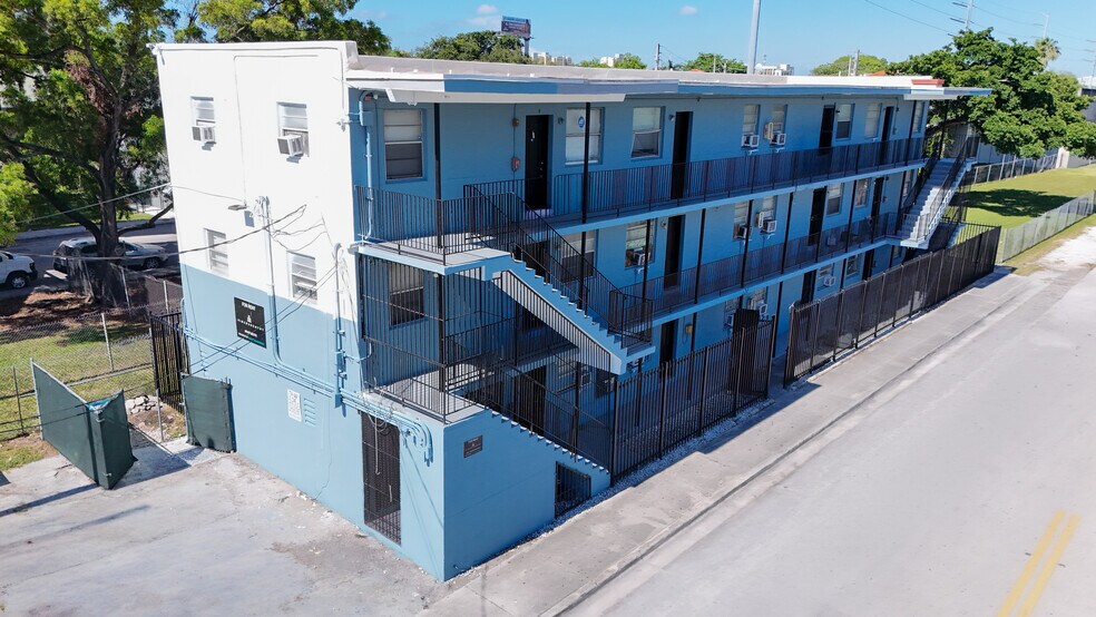 220 NW 11th Ter, Miami, FL à vendre - Photo de l’immeuble – Image 3 sur 9