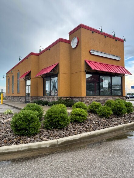 1315 E Hackberry St, Salem, IN à louer - Photo de l’immeuble – Image 1 sur 5