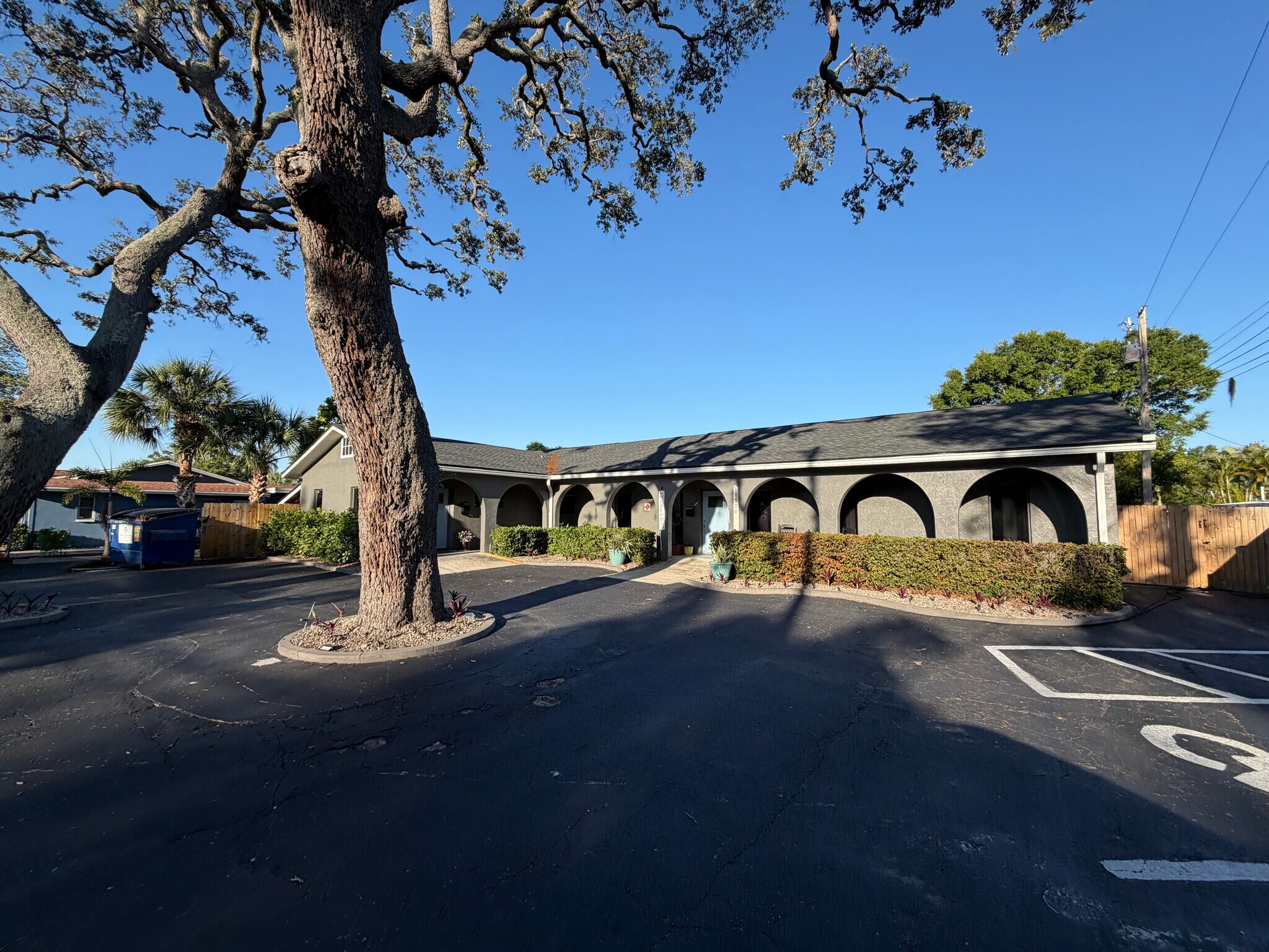 11520 Oakhurst Rd, Largo, FL à louer Photo de l’immeuble– Image 1 sur 20
