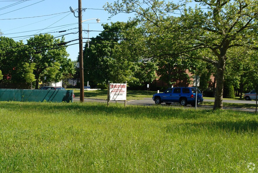 1195 Roanoke Ave, Riverhead, NY à vendre - Photo de l’immeuble – Image 3 sur 3
