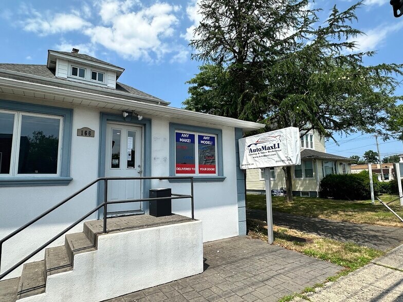 166 Higbie Ln, West Islip, NY à louer - Photo de l’immeuble – Image 2 sur 9
